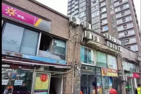 这里影响逃生和灭火救援！拆！图片