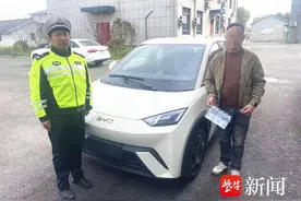 男子驾驶临时牌照车辆“任性”闯红灯，警方：你要加强学习图片