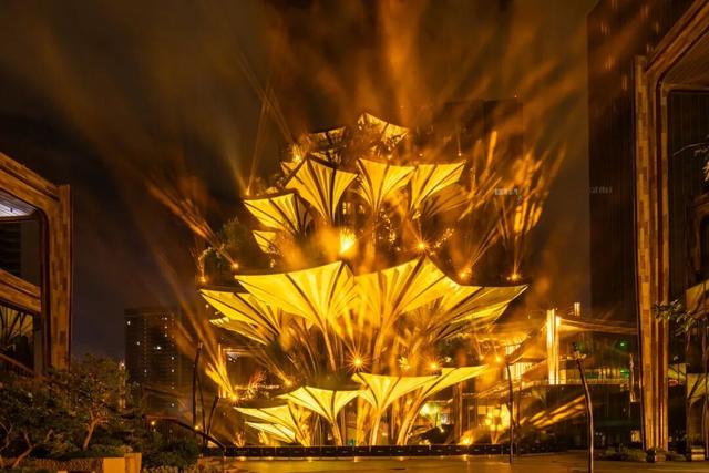 当 “生命之树” 焕新长安，这场光影盛宴藏着西安万象城的周年情书