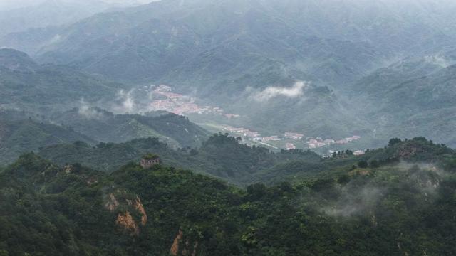 河北遵化：烟雨长城