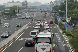 今天起，北京三环路以内公交专用道公休日放开图片