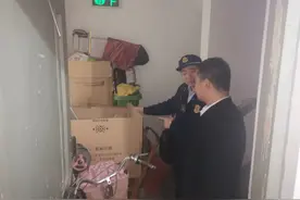 可燃杂物长期堵占楼道，丰台一居民被罚款500元图片