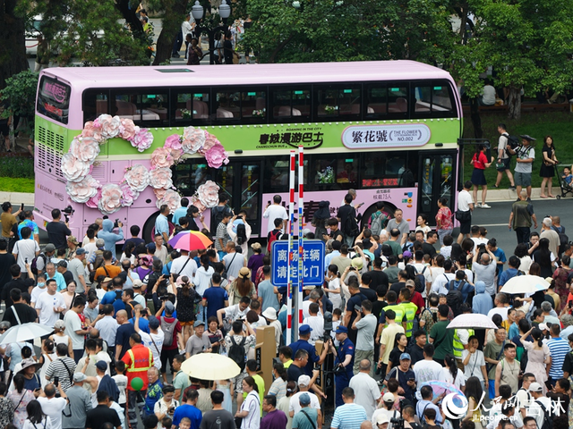 一路欢歌一路景 百年长街漾新声