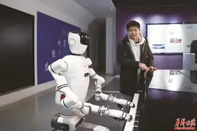 湖南首台人形机器人亮相图片