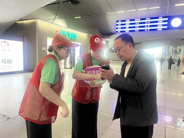 让游客从“路过”到“爱上”！“红马甲”点亮武汉秋日