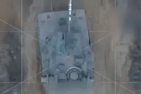 以军最先进坦克折戟，从巴以冲突看坦克防御无人机图片