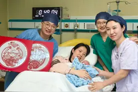 新年里第一批“蛇宝宝”降生，他们被取小名为年糕、羽毛图片