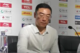 😂冯莱被裁次日依旧随队来到客场？上海主帅：是他的个人行为图片