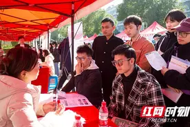邵阳学院举行“校友领航 ‘职’引未来”校友企业专场招聘会图片