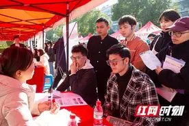 邵阳学院举行“校友领航 ‘职’引未来”校友企业专场招聘会图片