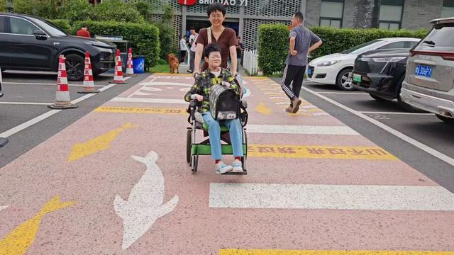 郑州“蝴蝶宝贝”带伤在泸定桥走一个来回，在折多山垭口经历暖心相助