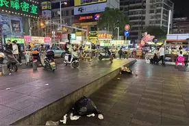 记者深夜蹲守街头10小时，见证网红长沙的垃圾“消失术”图片