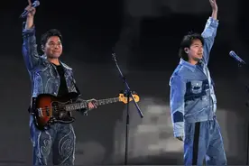 演唱会中途打广告卖衣服被吐槽，水木年华发声明道歉图片