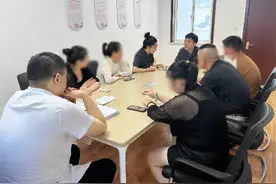 两个孩子篮球场打架之后……图片