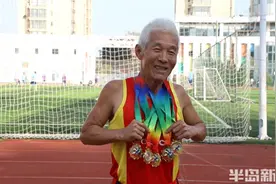 71岁硬核大爷，百米跑进14秒的，这是国内首位，明年希望参加国际赛事图片