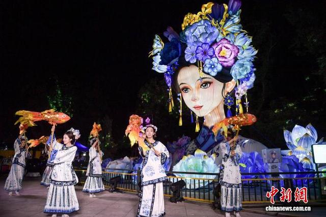 山东济南：大明湖智能“湖畔雨荷”景观亮灯