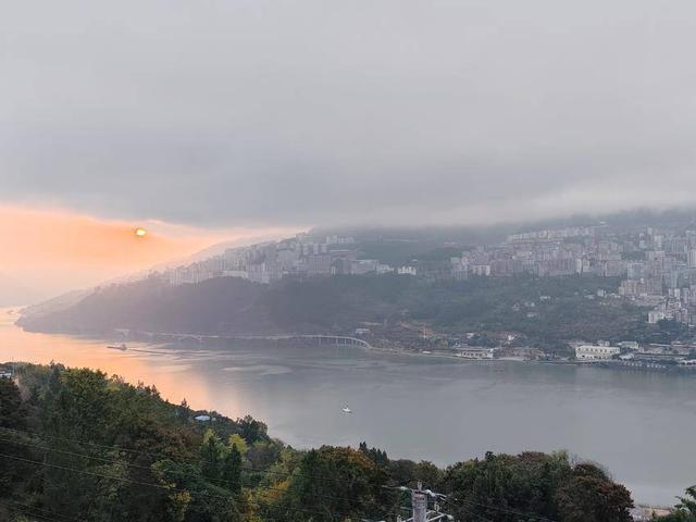 巴东：暖阳破雾洒江城 半城江水半城霞