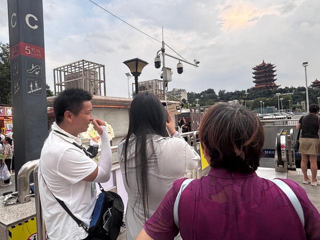 黄鹤楼下小伙送“打卡神器”千人预约，现场背诗可免费领取，愿游客重拾文化记忆