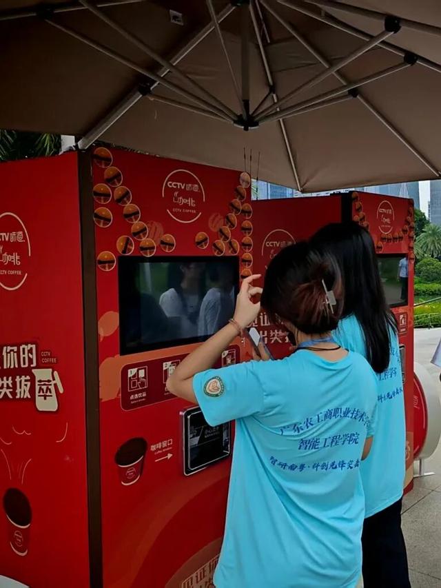 无人咖啡机、网红拍报亭、还能上“头条”！前海这个图片展等你来打卡