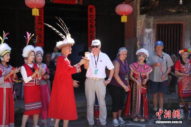 外国游客福建华安体验世遗土楼文化