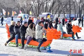 乌鲁木齐：民众参与冰雪趣味运动会图片