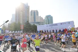 全民参与！2025青马赛道再创新历史，男女马拉松创造新赛会纪录图片
