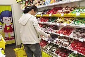 兰州街头量贩式零食店遍地开花 平价省钱受年轻人青睐图片