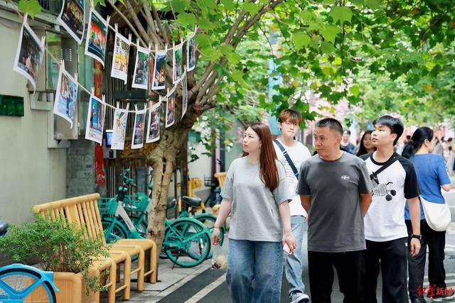 音乐巴士巡游、街头音乐快闪、市民“大家唱”……来成都玉林，把爱唱给祖国听