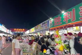 广西“网红”城市夜市游人如织 城市管理者“护航”夜经济图片