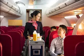 空姐与高跟鞋“解绑”，告别“没必要吃的苦”图片