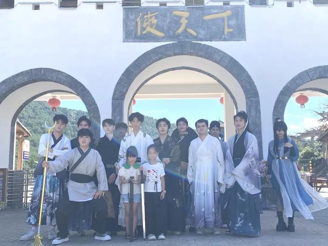 国庆爆火！福建侠天下刷屏，游客直呼：“这哪是景区？分明是武侠梦照进现实！