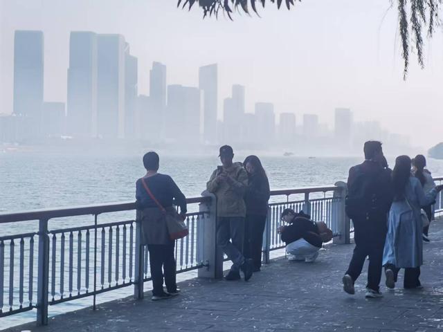 日均游客数万人，岳麓山-橘子洲成冬季旅游“治愈系”打卡地