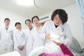 医暖人心｜止痛药引发致命药疹，烟台毓璜顶医院皮肤科上演24天“生死营救”图片
