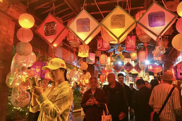 第二十一届安贞社区灯会开幕 400余盏环保花灯点亮夜空