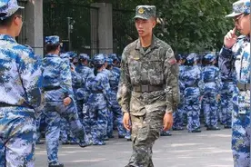 山东师大新生军训女生占优，满场的靓丽青春图片