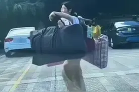 高考结束挑行李回家的女生发声：暑期想找兼职或摆摊卖凉粉图片