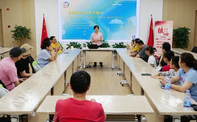 国庆假期第一天，这些人在梧桐掩映的愚园路上寻找什么？