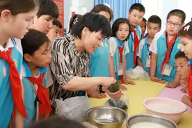 一颗颗小糯米紧紧团结在一起 浙江援疆教师和阿瓦提学生共度端午佳节图片