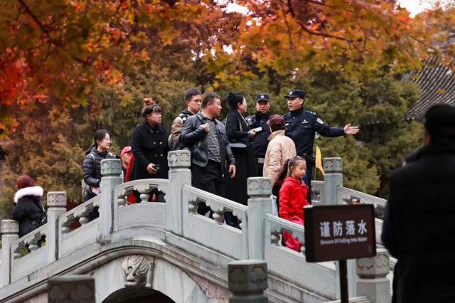 大美北京｜北京海淀警方护航市民赏彩叶  已经设置215块救助警示牌