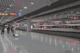 热闻|旅客扒阻高铁车门，导致手指被夹伤！如果没能及时上下车该怎么办？图片