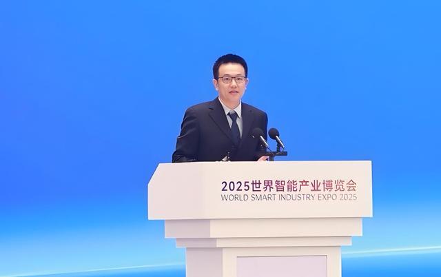 专访中科曙光副总裁李斌：国内首个AI计算开放架构发布，国产智能计算迎来生态变革