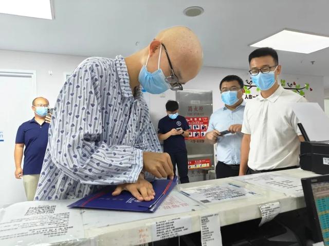 贵州18岁白血病少年633分考入天津大学，病房收到录取通知书！母亲透露，孩子与父亲配型成功，正在做骨髓移植前的准备