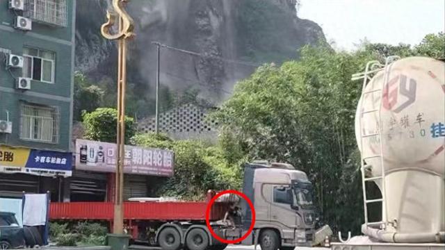 司机突遇山体垮塌跳车逃离