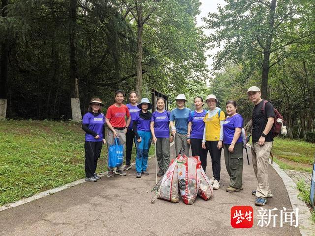 枯树挡道成“拦路虎”？镇江志愿者联合消防冒40度高温清除