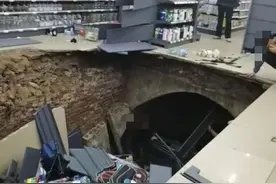 河南一“2元店”开业次日地面坍塌，露出数米深大洞，官方：两人轻微伤图片