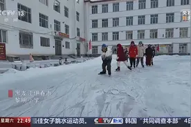 滑冰、抽冰尜、打出溜滑……看东北学生如何“玩转”冰雪校园图片