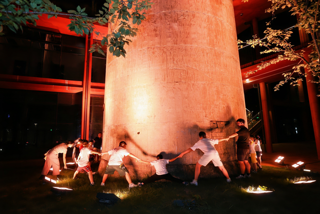 夏夜探秘工业文明！杭州图书馆这群小读者走进杭钢公园“钢铁研学”