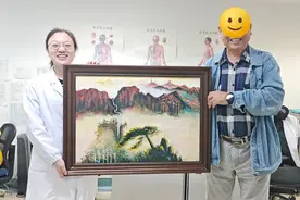 一份特殊的礼物，出院患者亲笔画的油画！背后诉说着一段感人的医患故事图片