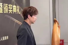 《我们一起摇太阳》主演彭昱畅李庚希包揽金鹿奖最佳男女演员奖图片