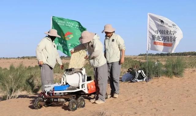 沙漠腹地的科技实践：中国农大学子治沙利器开进民勤